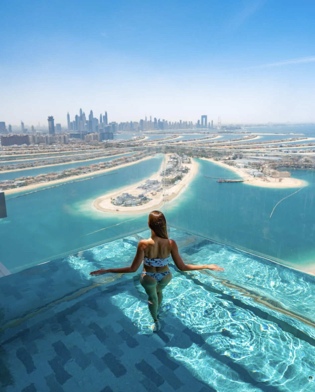 Vista da piscina infinita de hotel de luxo em Dubai com Palm Jumeirah ao fundo