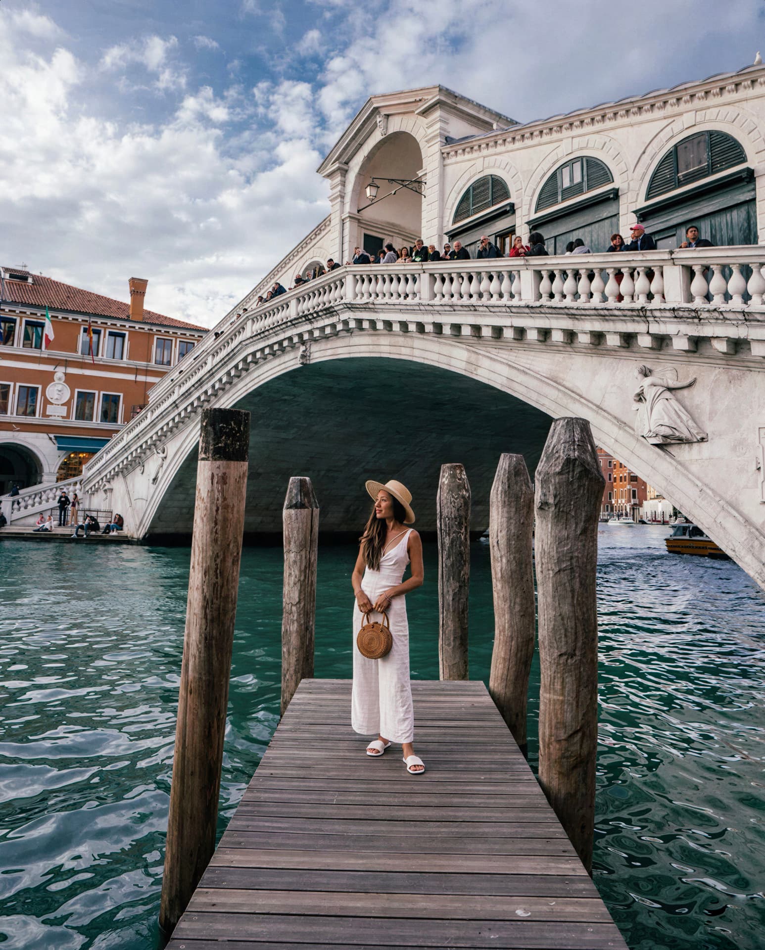 Mulher elegante em Veneza, com a Ponte de Rialto ao fundo