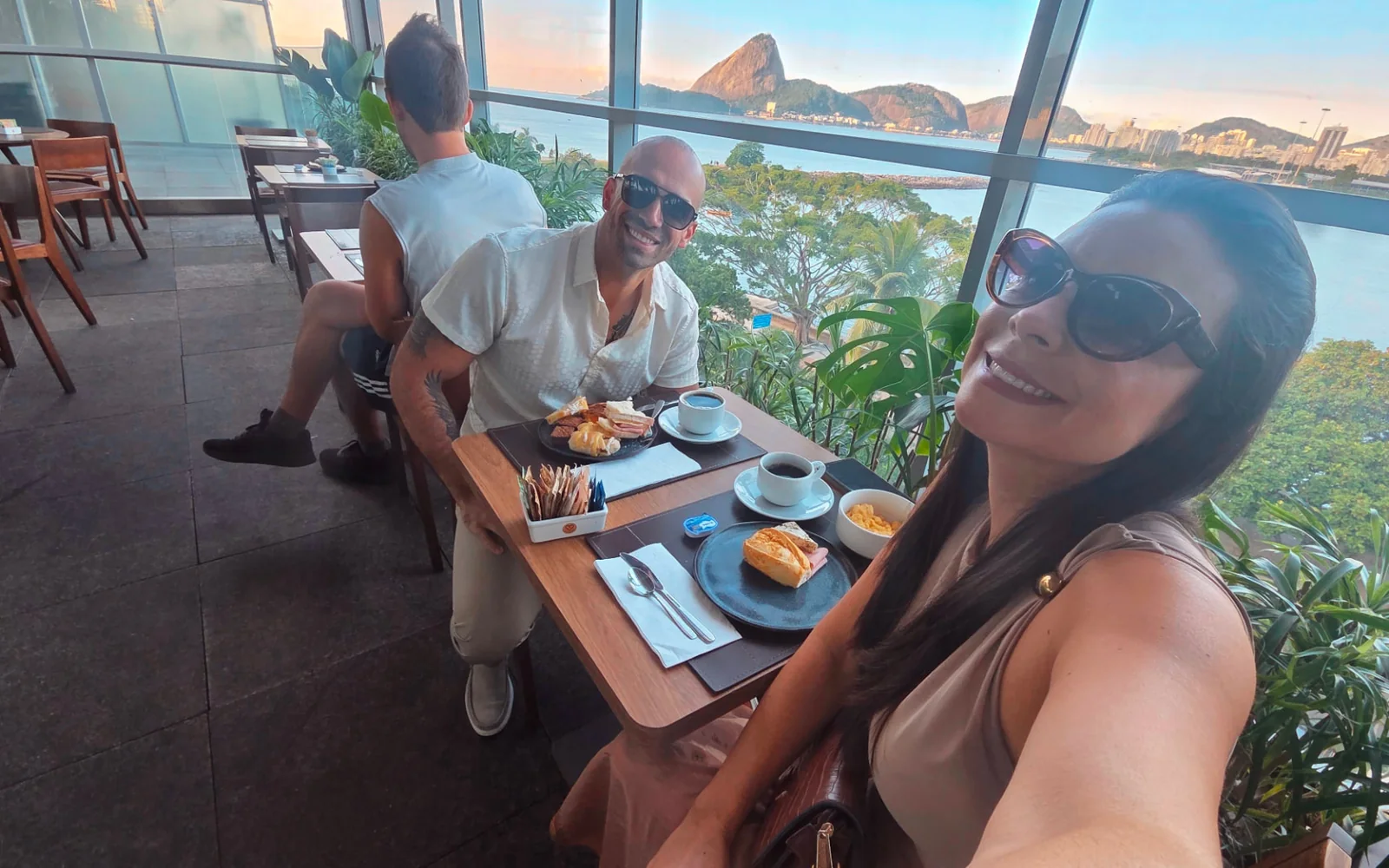 Café da manhã em restaurante envidraçado com vista para o Pão de Açúcar ao amanhecer