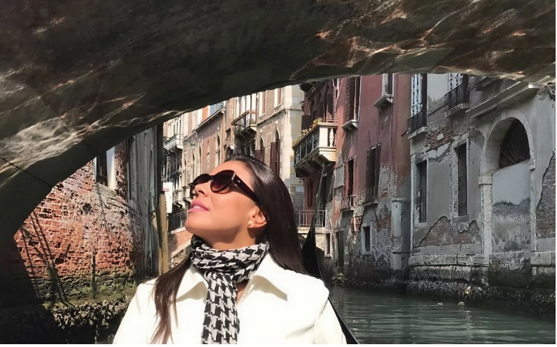 Chrys Cintra, fundadora da GlowUp Tur, em uma gôndola em Veneza